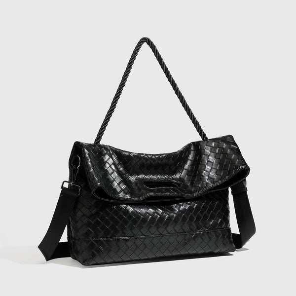 Große schwarze Schultertasche in geflochtener Lederoptik mit geflochtenem Tragegriff, Überschlagverschluss und verstellbarem Crossbody-Riemen, Detailansicht