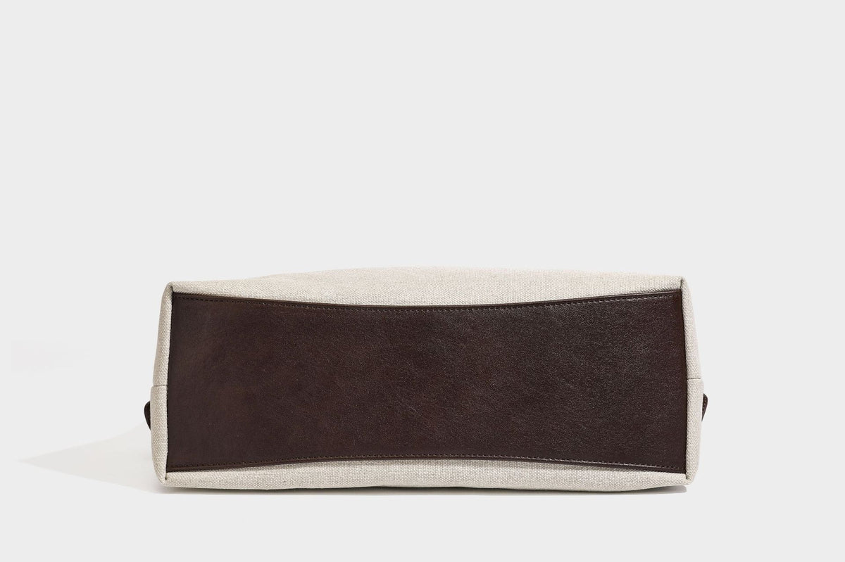 Lässige Hobo-Schultertasche aus haferfarbenem Canvas mit dunkelbraunen Besätzen in Lederoptik, silberfarbenem Reißverschluss und langem, verstellbarem
