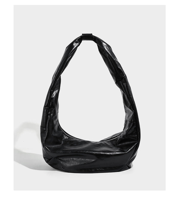 Schwarze glänzende, lässig fallende Hobo-Tasche in Halbmondform mit breitem integriertem Schulterriemen und silberfarbenem Reißverschluss, Detailansicht 10