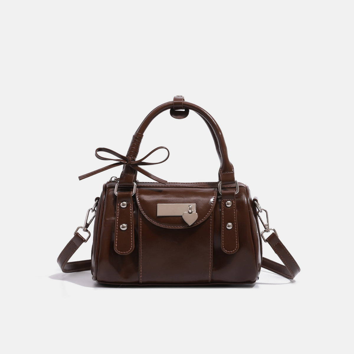 Kleine strukturierte Henkeltasche mit glänzender Oberfläche, zwei Tragegriffen, aufgesetzter Fronttasche, herzförmigem Verschlussanhänger und silberfarbenem