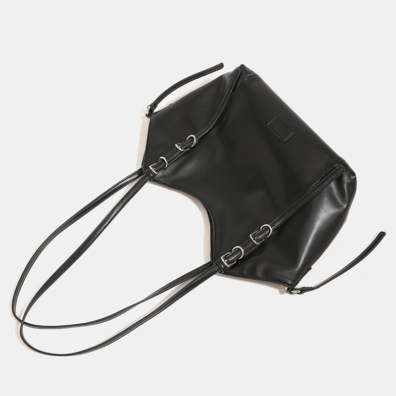 Glatte Tote-Schultertasche aus Lederimitat mit silberfarbenen Schnallenbeschlägen und zwei Schulterriemen, Detailansicht 4