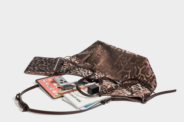 Große, glänzende Hobo-Schultertasche mit Leopardenprint, abnehmbarem Reißverschlusstäschchen und silberfarbenem Seestern-Anhänger, Detailansicht