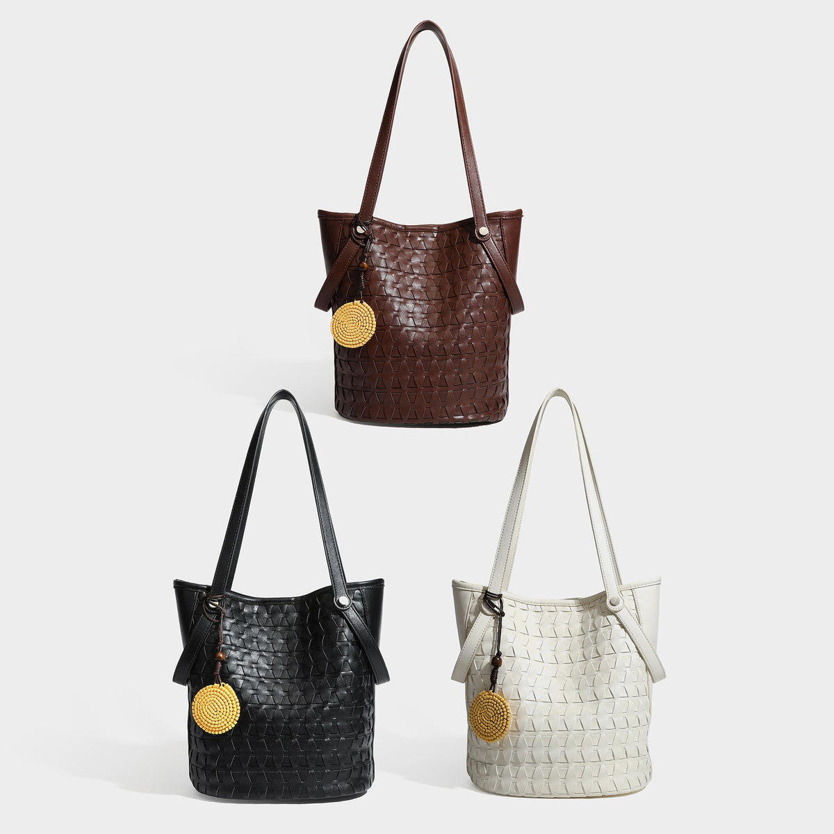 Shopper-Schultertasche im Bucket-Stil mit Webstruktur in Lederoptik, rundem Anhänger und langen doppelten Trägern, Detailansicht 41