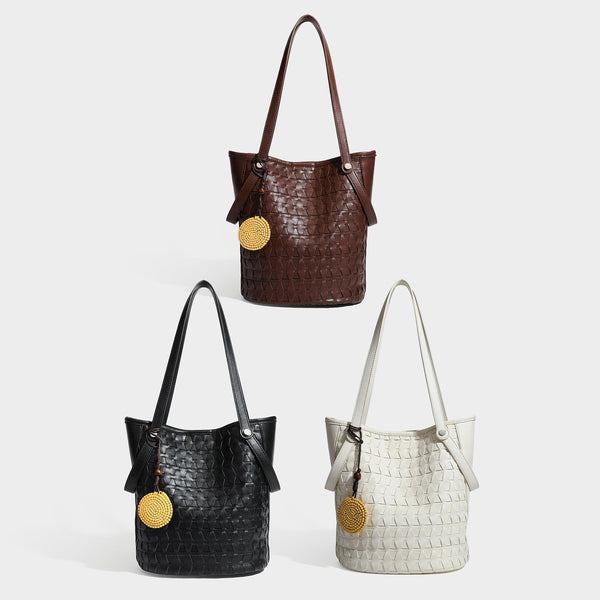 Shopper-Schultertasche im Bucket-Stil mit Webstruktur in Lederoptik, rundem Anhänger und langen doppelten Trägern, Detailansicht 41