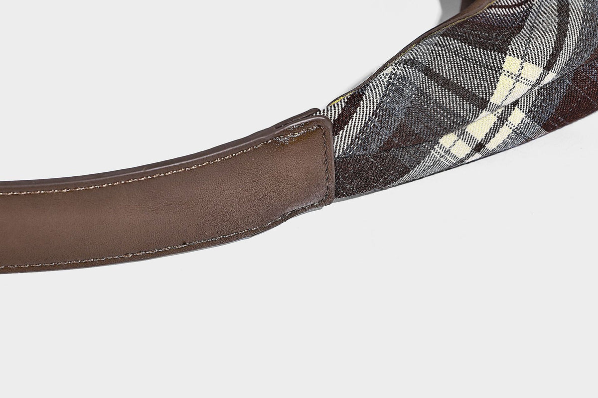 Lässige Hobo-Schultertasche in dunkelbraunem, cremefarbenem und grauem Karomuster mit dunkelbraunen Besätzen in Lederoptik und einem einzelnen langen Schulterriemen