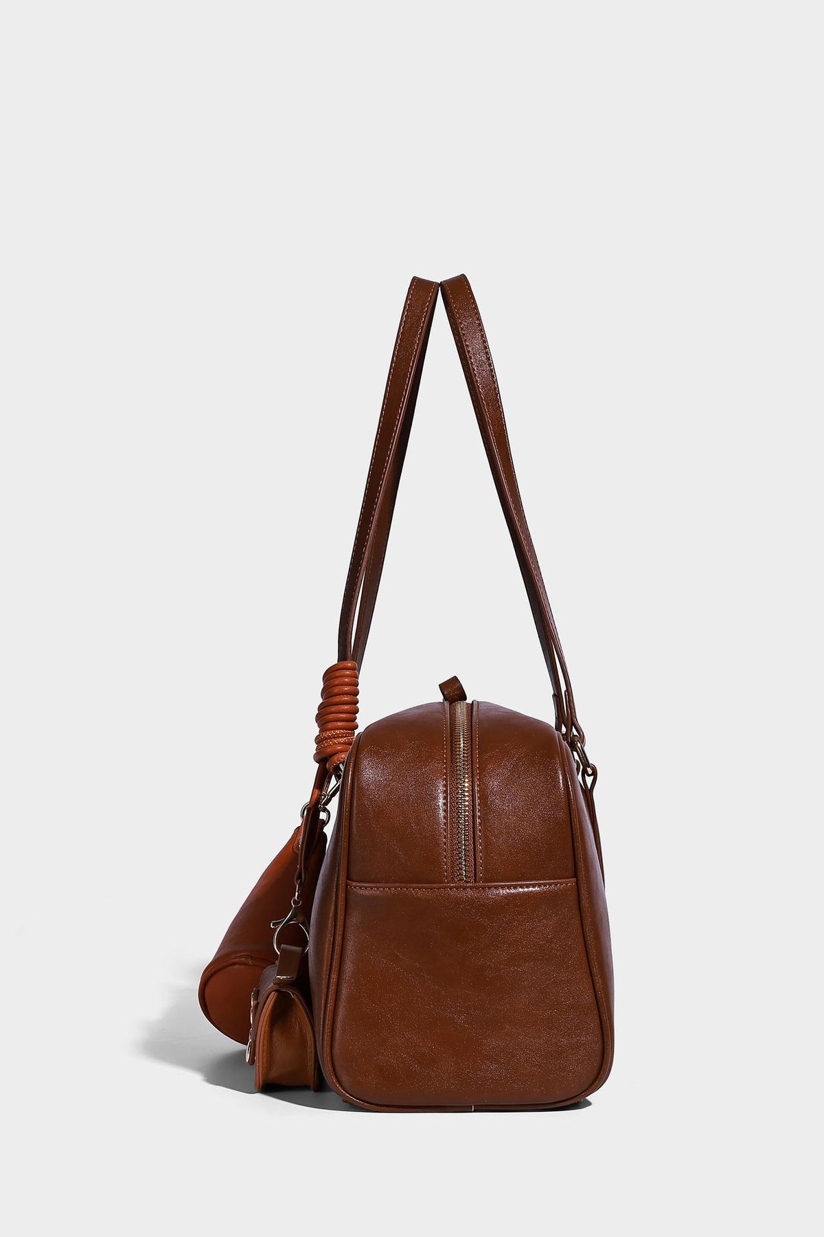Strukturierte Boston-Schultertasche in glänzender Lederoptik mit zwei langen Trageriemen, Reißverschluss oben, goldfarbenen Beschlägen und zwei
