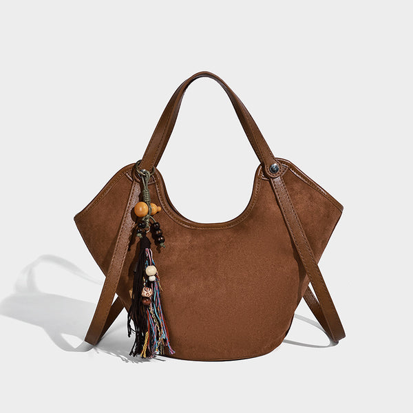 Dunkelbraune matte Hobo-Schultertasche in Velourslederoptik mit geschwungener, oben offener Silhouette, zwei Schulterriemen und abnehmbarem