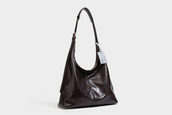 Große dunkelbraune, glänzende, geknautschte Hobo-Schultertasche mit Reißverschluss, goldfarbenen Beschlägen, verstellbarem Riemen und hellblauem