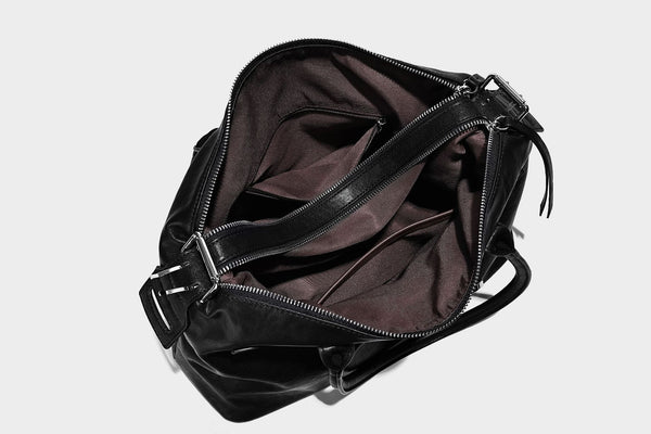 Glänzende, strukturierte schwarze Tote-Bag mit silberfarbenem Schnallenriemen, zwei Henkeln und abnehmbarem Schulterriemen, Detailansicht 32