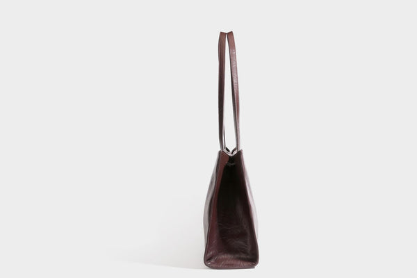 Strukturierte rechteckige Tote-Schultertasche aus glänzender, geknitterter Lederoptik mit langen Doppelträgern und Emblem in Goldoptik