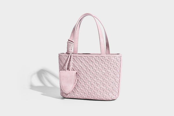 Kleine, formstabile Tote-Bag in gewebter Lederoptik mit geknoteten Henkeln, abnehmbarem Schulterriemen und einem hängenden Mini-Täschchen an der Vorderseite