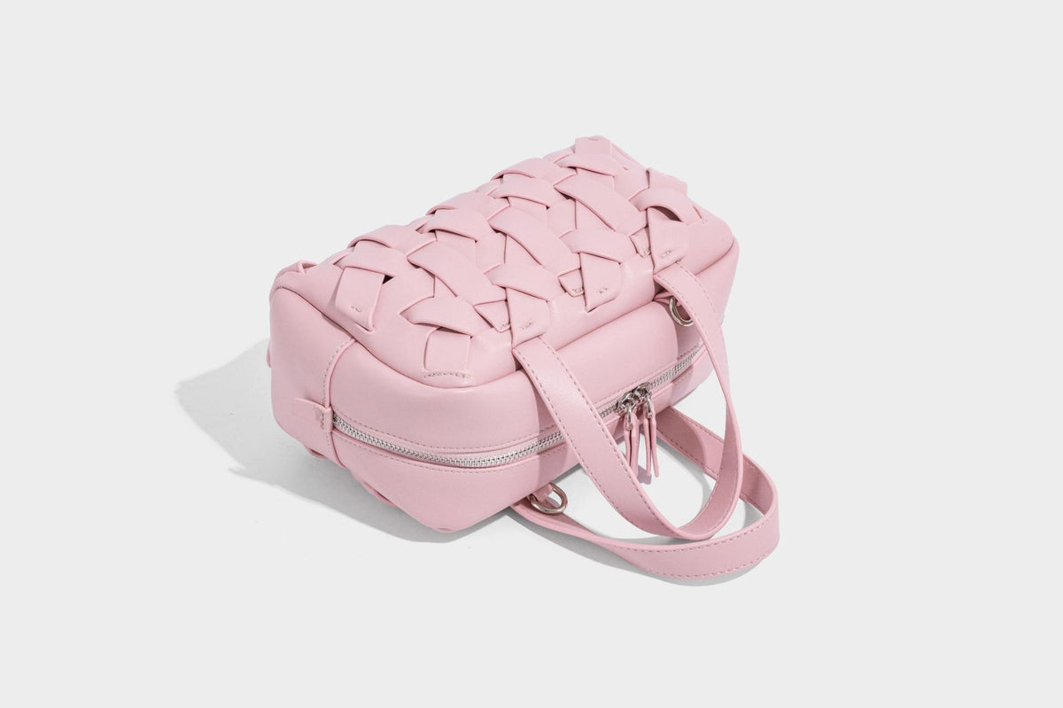 Kleine, strukturierte wandelbare Henkeltasche mit gewebten Einsätzen, kontrastierender Paspelierung, silberfarbenem Reißverschluss und abnehmbarem, Detail