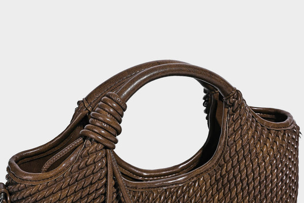 Strukturierte Beuteltasche mit Webstruktur, geknotetem Tragegriff, vorderer Klappentasche und abnehmbarem Crossbody-Riemen in Silberoptik