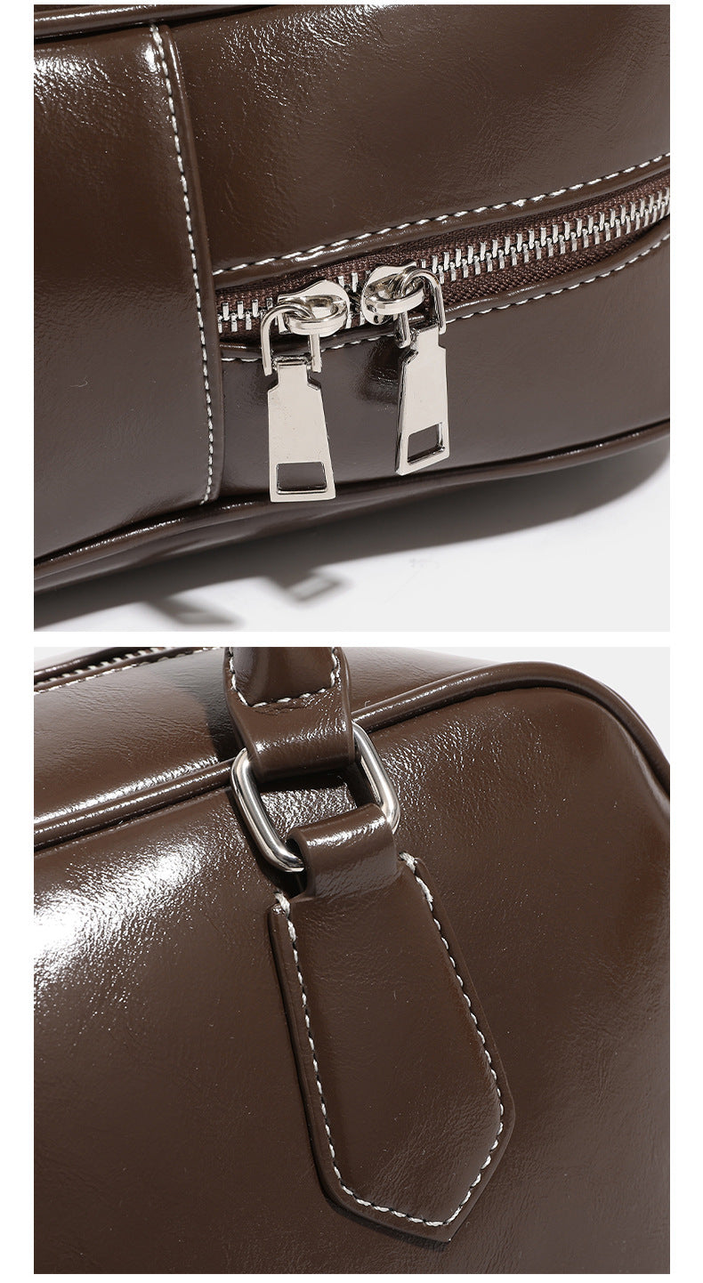 Große glänzende Boston-Bag in Lederoptik mit zwei Tragegriffen, Stern-Applikation auf der Vorderseite und abnehmbarem Baseball-Anhänger-Set, Detailansicht