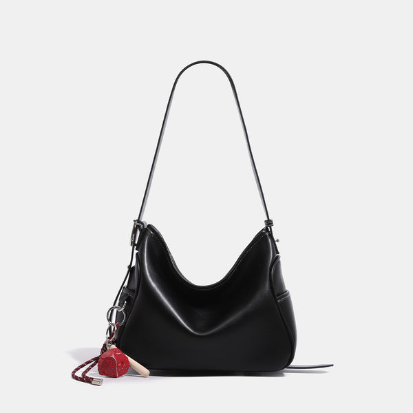 Kleine, weiche Hobo-Schultertasche mit Reißverschluss an der Oberseite, silberfarbenem U-förmigem Metallbeschlag und sportlichem Anhänger, Detailansicht 6