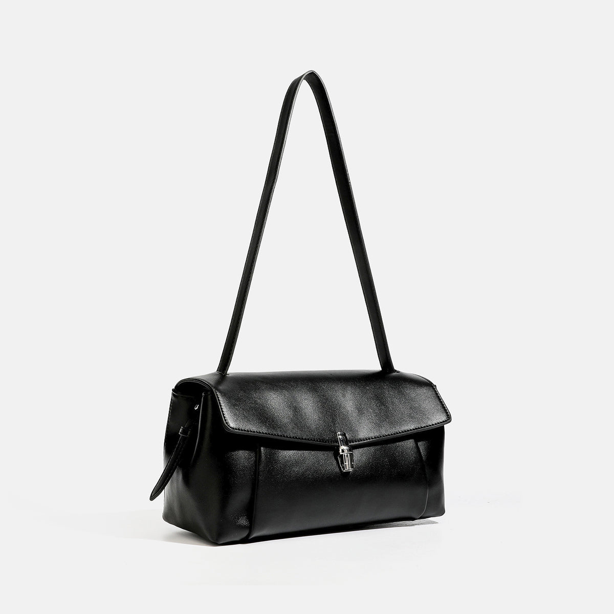 Strukturierte rechteckige Schultertasche mit Überschlag, glatter Lederoptik, silberfarbenem Drehverschluss und langem, schmalem