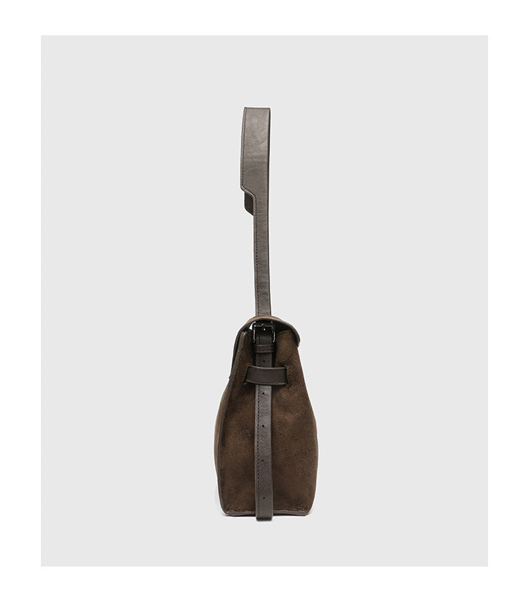 Schultertasche mit Umschlagklappe in kaffeebrauner Velourslederoptik, silberfarbenem Drehverschluss und dunklem Besatz in Lederoptik, Detailansicht 11