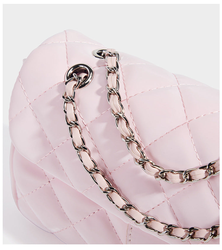 Kompakte Crossbody-Tasche mit Überschlag und Rautensteppung, silberfarbenem Drehverschluss und geflochtenem Kettenriemen, Detailansicht 15