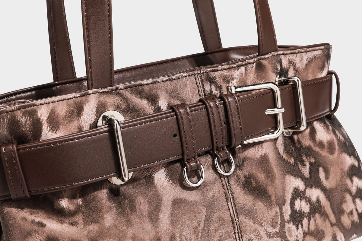 Leopardenmuster-Schulter-Shopper mit braunem Besatz in Lederoptik, Dornschließen-Detail auf der Vorderseite, silberfarbenen Metallbeschlägen und langem