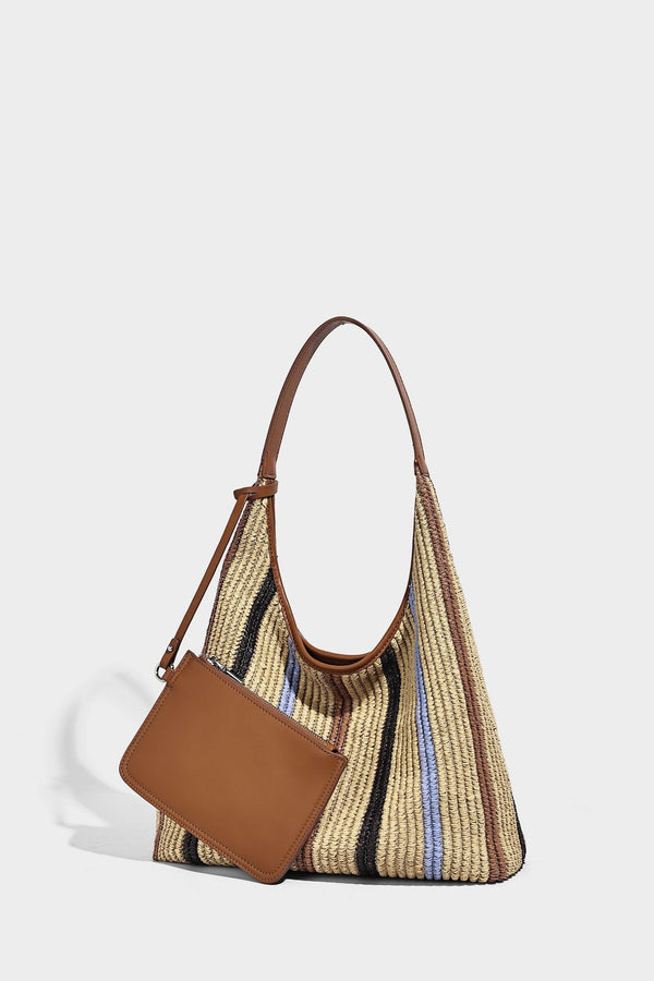 Weich fallender Hobo-Shopper aus gestreiftem Webmaterial in Camel mit mehrfarbigen Streifen und braunem Besatz in Lederoptik, mit abnehmbarem Reißverschluss abgebildet