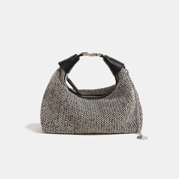Geflochtene Hobo-Bag aus Stroh mit geknotetem Tragegriff in Lederoptik, silberfarbenen Details und Kettenanhänger in Schwarz und Camel
