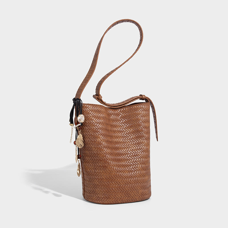 Bucket-Bag in gewebter Lederoptik mit Chevron-Muster, verstellbarem Schulterriemen und goldfarbenem Anhänger, Detailansicht 9