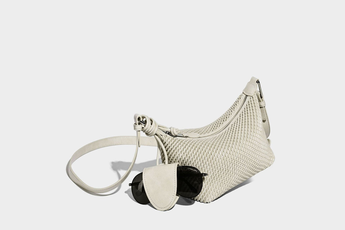 Hobo-Schultertasche in Halbmondform mit Webstruktur, geknotetem Tragegriff, befestigter kleiner Tasche mit Überschlag und verstellbarem Riemen in warmem