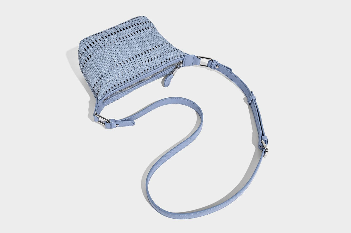 Kleine gewebte Hobo-Schultertasche mit sichelförmiger Silhouette, Reißverschluss oben, silberfarbenen Metallelementen und verstellbarem, Detail