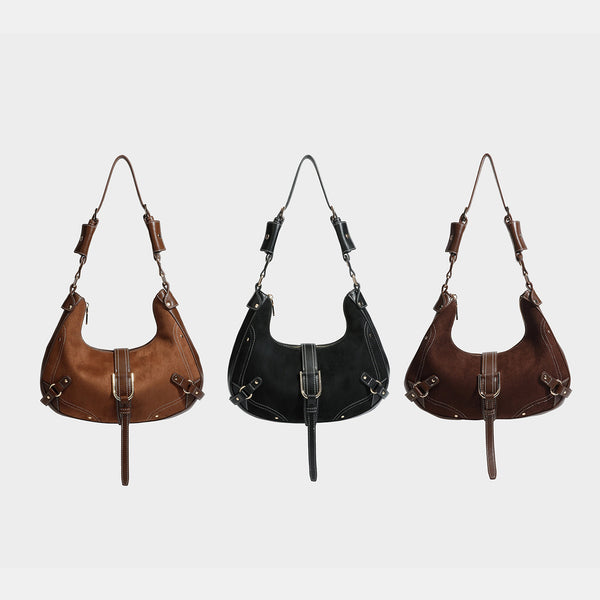 Sichelförmige Halbmond-Schultertasche in Camelbraun mit Velourslederoptik, weißen Kontrastnähten, goldfarbenen Schnallenbeschlägen und