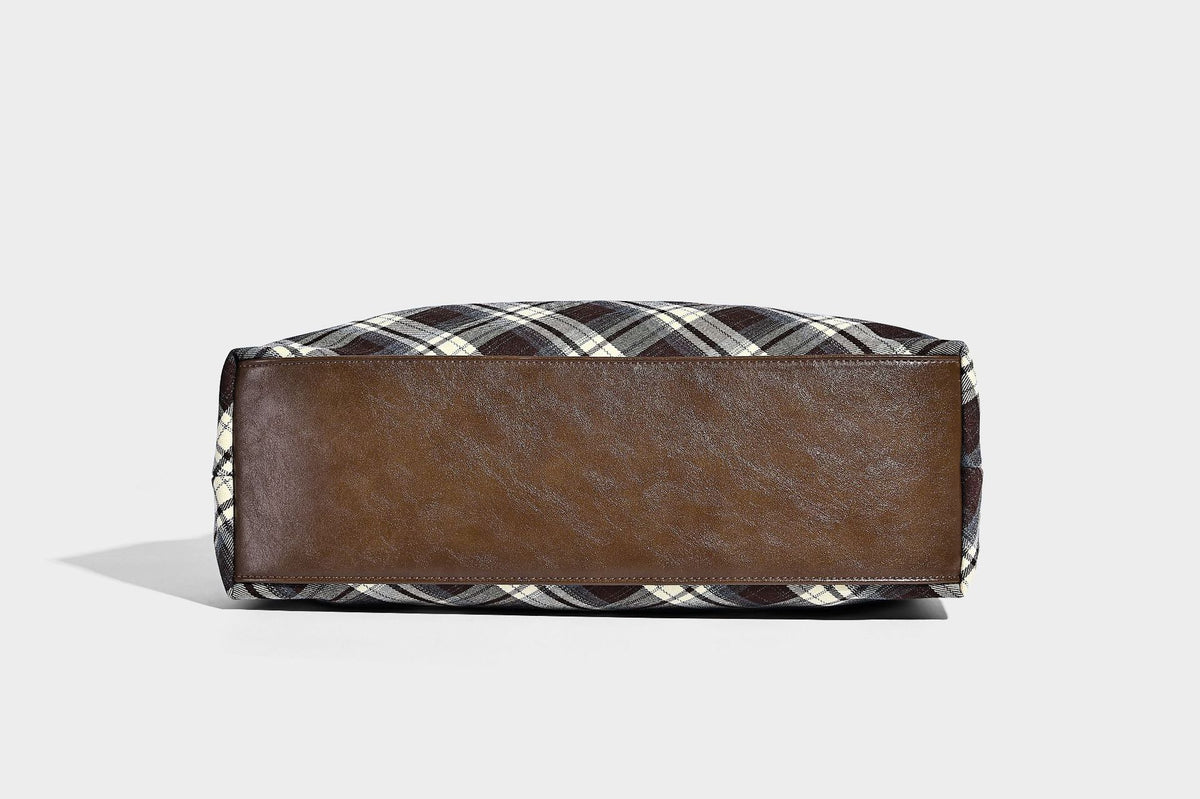 Lässige Hobo-Schultertasche in dunkelbraunem, cremefarbenem und grauem Karomuster mit dunkelbraunen Besätzen in Lederoptik und einem einzelnen langen Schulterriemen