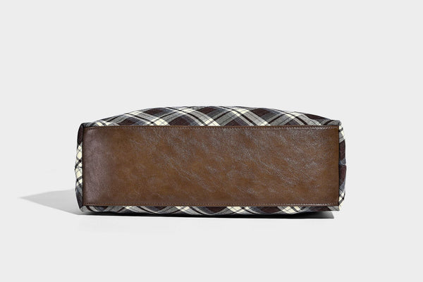 Lässige Hobo-Schultertasche in dunkelbraunem, cremefarbenem und grauem Karomuster mit dunkelbraunen Besätzen in Lederoptik und einem einzelnen langen Schulterriemen