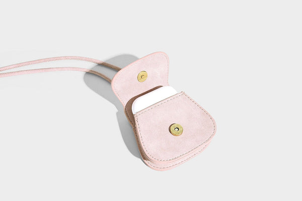 Lässig fallende, gewebte Hobo-Schultertasche in Beutelform in Pink mit abnehmbarem Mini-Etui und goldfarbenen Beschlägen, Detailansicht 15