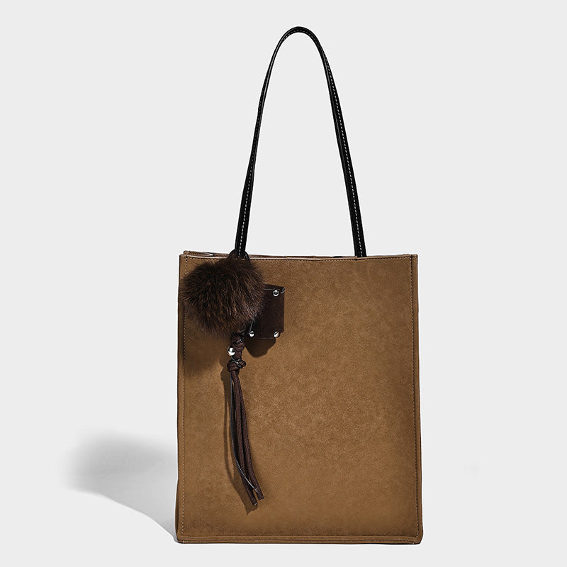 Hohe, rechteckige Tote-Bag in matter Velourslederoptik mit zwei Schulterriemen und passendem Reißverschluss-Etui, Detailansicht 3