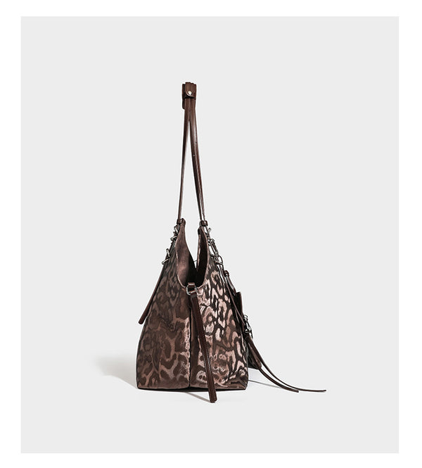 Große, glänzende Hobo-Schultertasche mit Leopardenprint, abnehmbarem Reißverschlusstäschchen und silberfarbenem Seestern-Anhänger, Detailansicht
