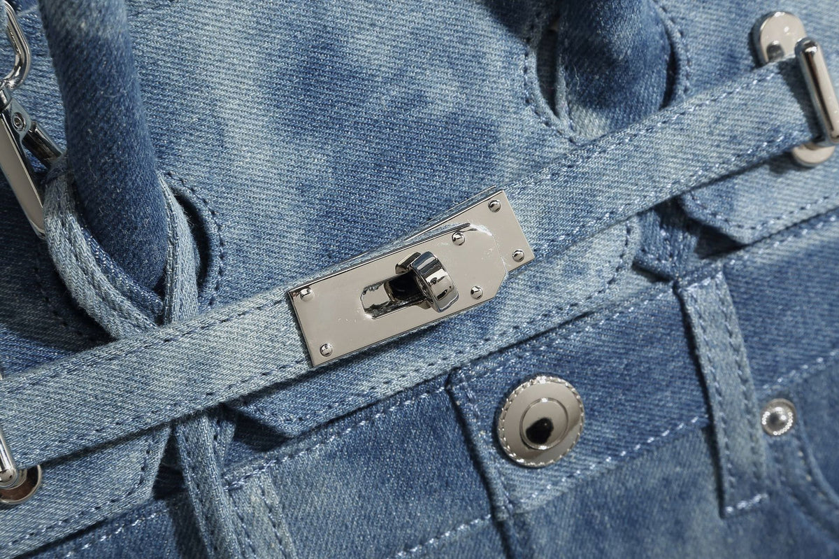Strukturierte Patchwork-Henkeltasche aus gewaschenem Denim mit gerollten Tragegriffen, Überschlag mit Drehverschluss, aufgesetzten Fronttaschen und, Detail