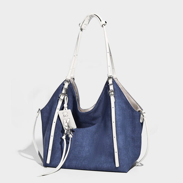 Große, weich fallende Schulter-Tote-Bag aus Canvas in Denim-Optik mit weißen Trägern in Lederoptik, silberfarbenen Schnallenbeschlägen und hängendem