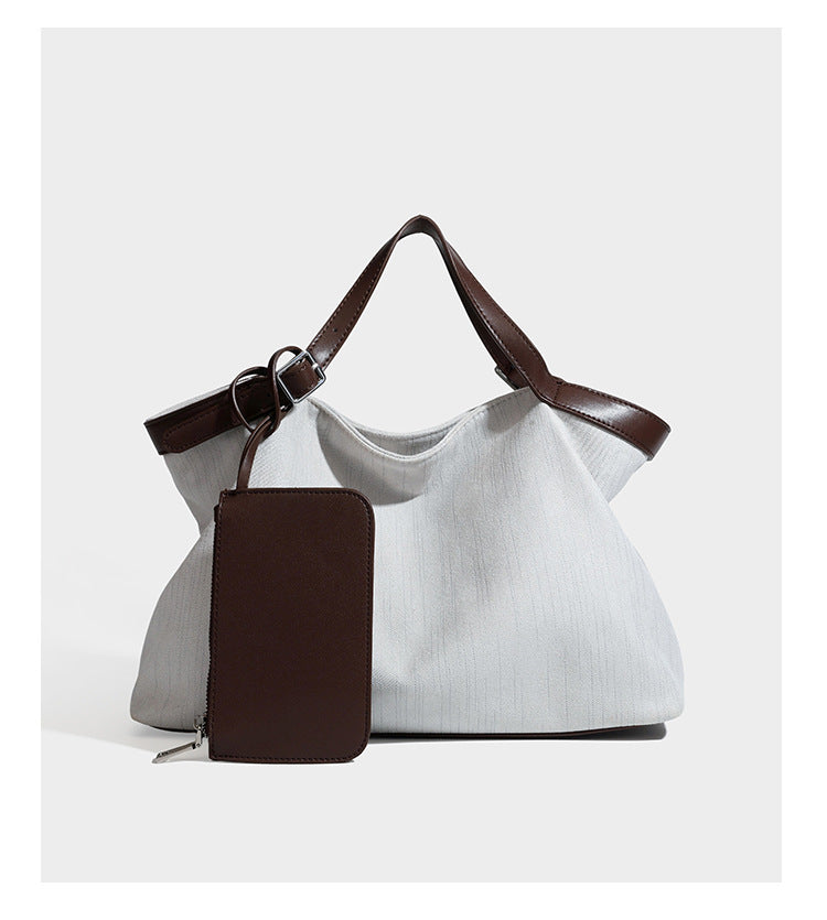 Lässig weich fallende olivgrüne Tote-Bag in Canvas-Optik mit Henkeln aus schwarzer Lederoptik, abnehmbarem Reißverschlusstäschchen und Beschlägen in Silberoptik