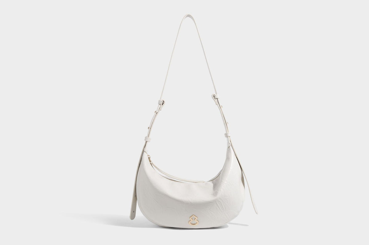 Glänzende, gekräuselte Halbmond-Schultertasche mit goldfarbenen Emblem-Beschlägen und verstellbarem Riemen, Detailansicht 21