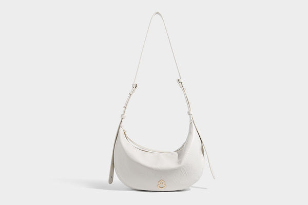 Glänzende, gekräuselte Halbmond-Schultertasche mit goldfarbenen Emblem-Beschlägen und verstellbarem Riemen, Detailansicht 21