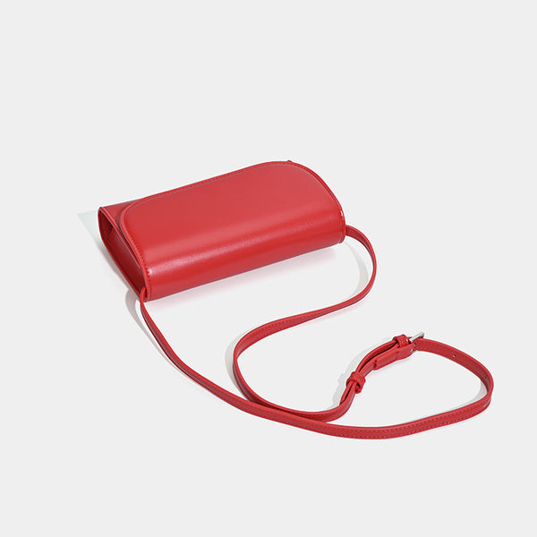 Kleine, strukturierte Crossbody-Tasche in Lederoptik mit Überschlag, Druckknopfverschluss und silberfarbenen Metalldetails, Detailansicht 4