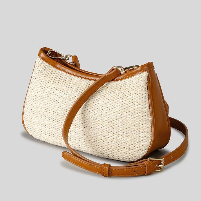 Cremefarbene geflochtene Schultertasche mit Besatz in hellbrauner Lederoptik, silberfarbenen Beschlägen und verstellbarem Riemen, Vorderansicht