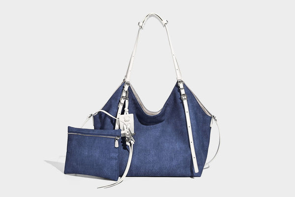 Große, weich fallende Schulter-Tote-Bag aus Canvas in Denim-Optik mit weißen Riemen in Lederoptik, silberfarbenen Schnallenbeschlägen und hängendem
