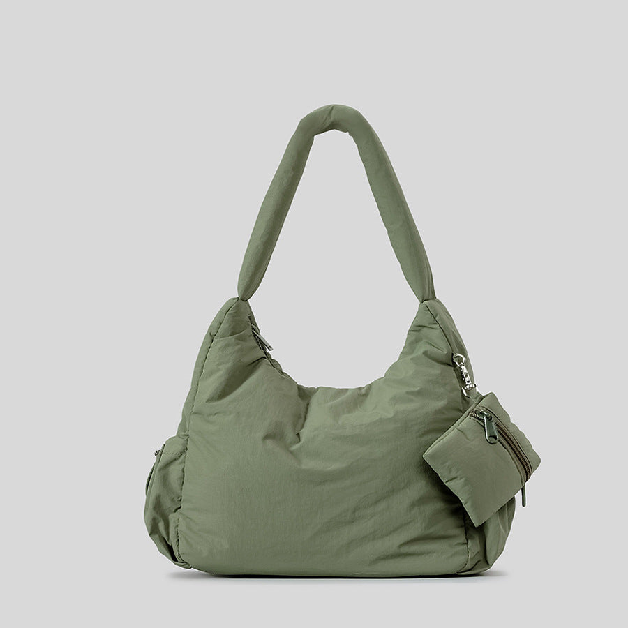 Olivgrüne, wattierte Nylon-Hobo-Schultertasche mit abnehmbarer Reißverschlusstasche und silberfarbenen Beschlägen, Detailansicht 9