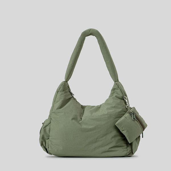 Olivgrüne, wattierte Nylon-Hobo-Schultertasche mit abnehmbarer Reißverschlusstasche und silberfarbenen Beschlägen, Detailansicht 9