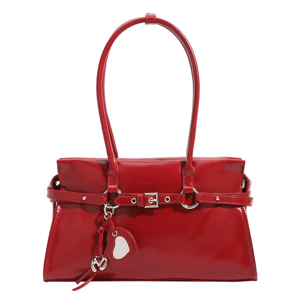 Strukturierte, glänzende trapezförmige Schultertasche mit zwei Henkeln oben, umlaufendem Riemen, silberfarbenem Verschluss und hängendem