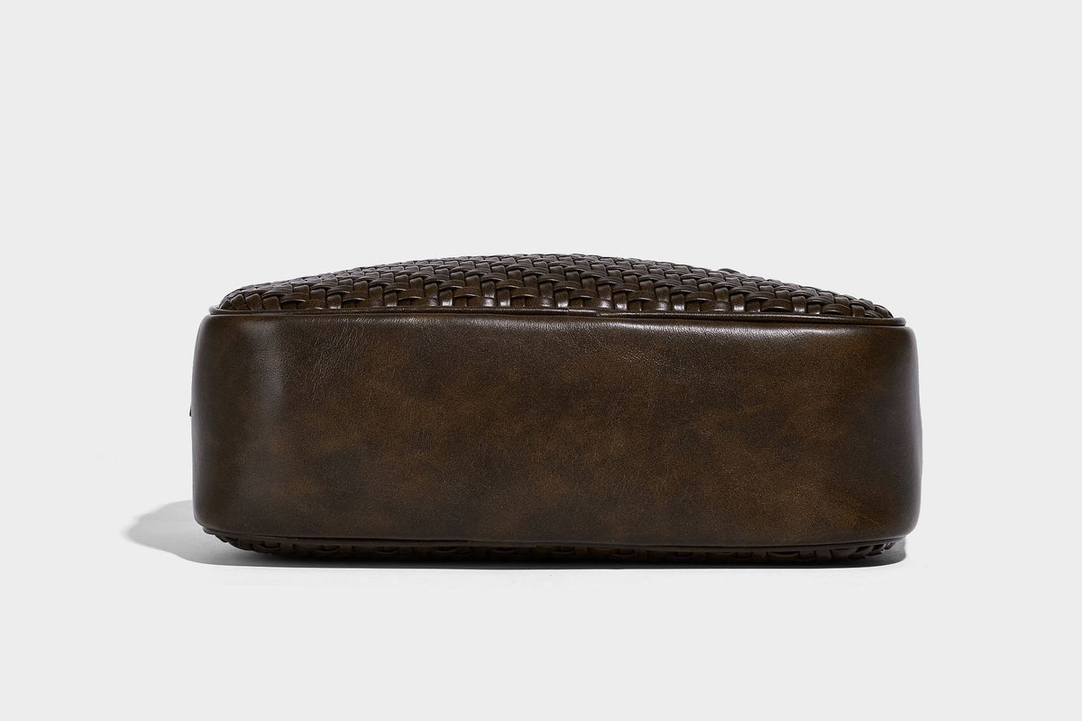 Strukturierte Boston-Tasche mit gewebter Optik, glattem Besatz in Lederoptik, zwei oberen Tragegriffen, abnehmbarer Mini-Druckknopftasche sowie Detail