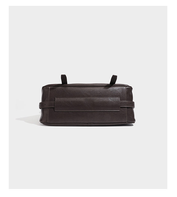 Strukturierte rechteckige Schultertasche mit Überschlag vorne in dunkler Espresso-Lederoptik, mit silberfarbenen Beschlägen und langem