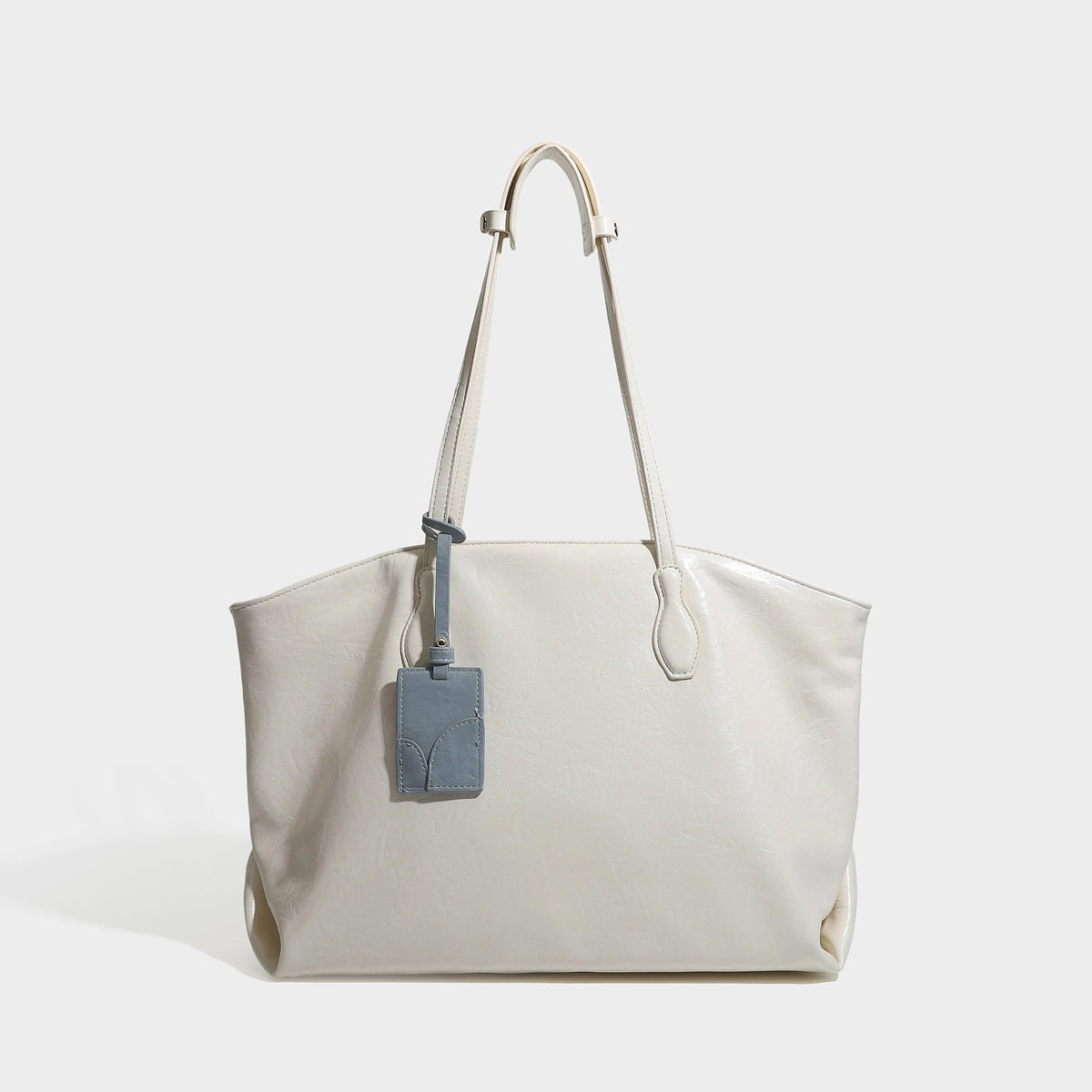 Oversized-Shopper mit lässig-weicher Form in dunkler Burgunderfarbe, glänzender geknautschter Lederoptik, zwei langen Schulterriemen und kontrastierendem