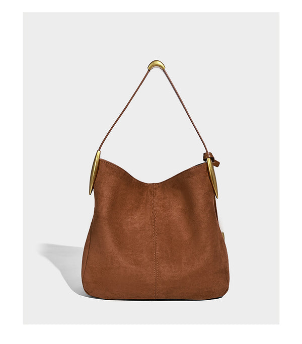 Beige-braune Hobo-Schultertasche mit lässiger Silhouette, matter Veloursleder-Optik, goldfarbenen halbmondförmigen Beschlägen und schmalem Schulterriemen, Detailaufnahme