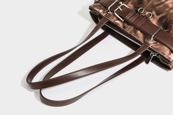Leopardenmuster-Schulter-Shopper mit braunem Besatz in Lederoptik, Dornschließen-Detail auf der Vorderseite, silberfarbenen Metallbeschlägen und langem